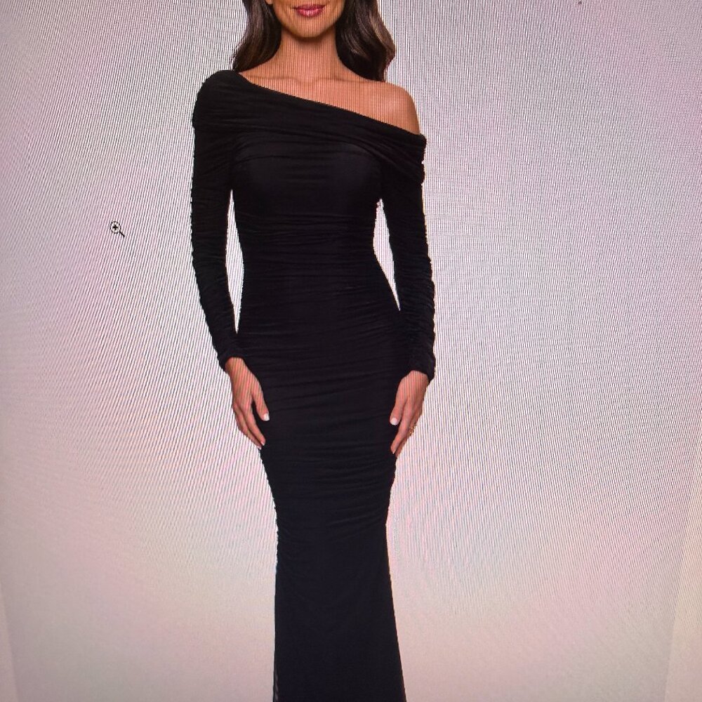 Betsy & Adam Women's Black Long Off-the-Shoulder Gown Size 4P – Formal Dress